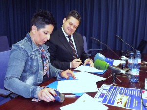 La presidenta de la Asociación de Párkinson y el presidente del Colego de Farmacéuticos en un momento de la firma del convenio.