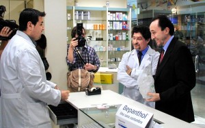 Ciudad Real, 19-04-02.- El consejero de Sanidad, Fernando Lamata, ha inaugurado hoy en Ciudad Real la primera oficina de farmacia abierta al amparo de la Ley de los Servicios Oficiales Farmacéuticos de Castilla-La Mancha.