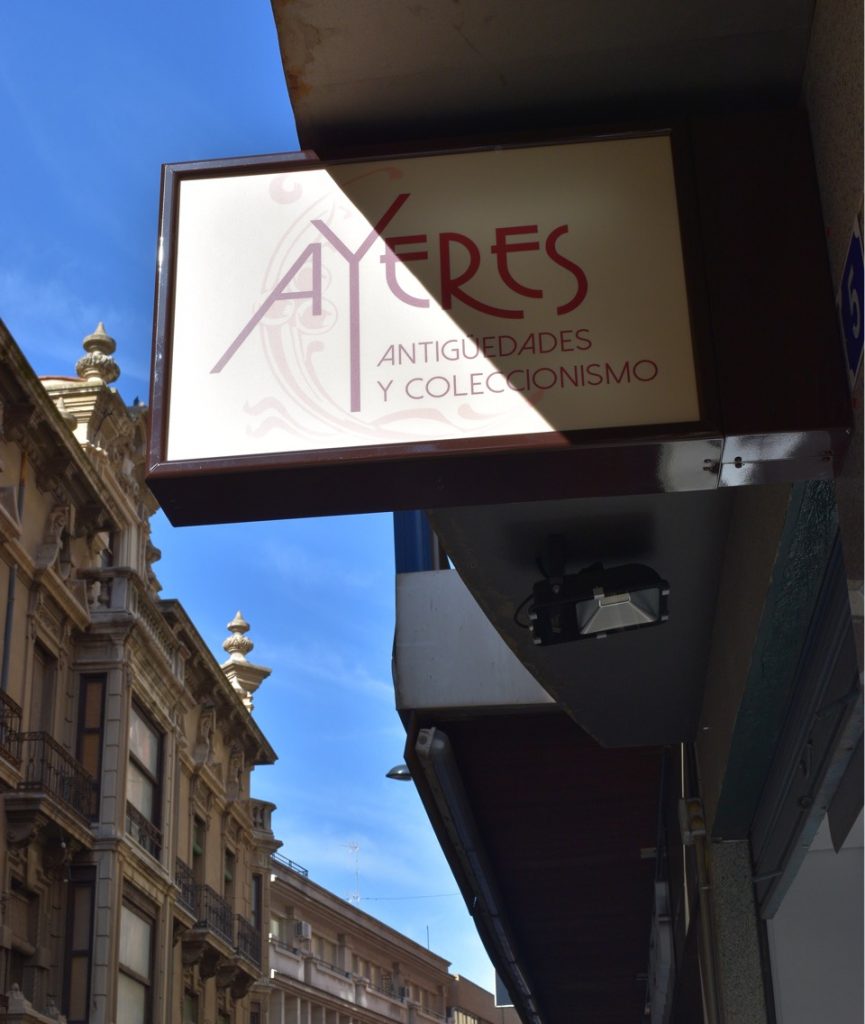 El locutor Nacho García ha abierto una tienda en la calle San Julián de Albacete, que, bajo el nombre de Ayeres, permite viajar en el tiempo. 
