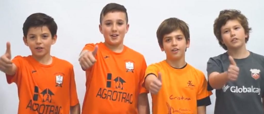 Imagen de cuatro niños de Afanion, con ropa deportiva, invitando a participar en el torneo de fútbol.