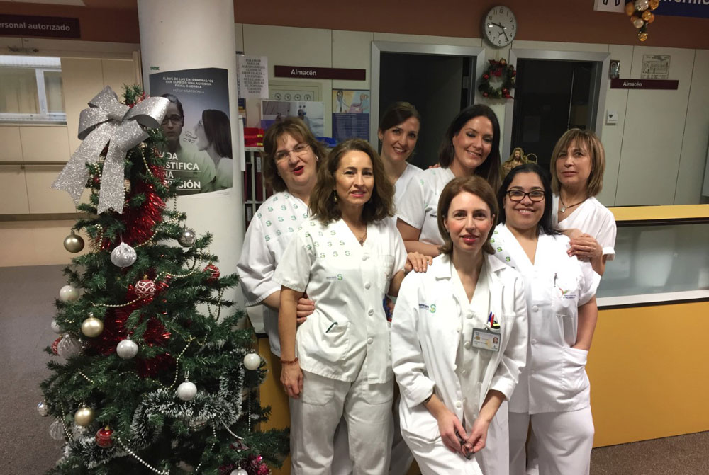 Persnal del Hospital de Villarrobledo posa junto al árbol de Navidad.