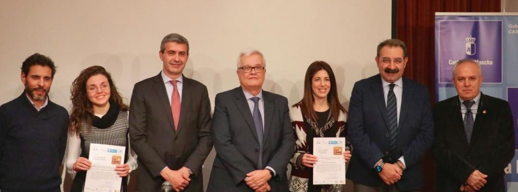 Imagen de ganadores y patrocinadores, con el consejero, en la entrega de los XV Premios de Investigación en Atención Primaria.
