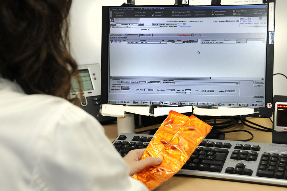 Imagen de la gestión de la prescripción electrónica con un ordenador.