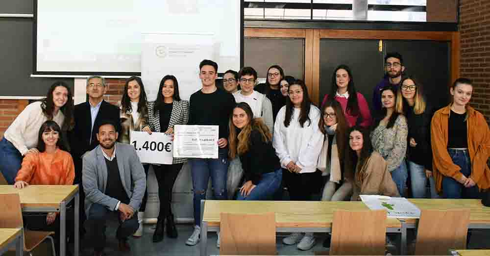 Alumnado de Económicas y Empresariales de Albacete ha hecho entrega a la Asociación Española Contra el Cáncer de 1.400 euros.