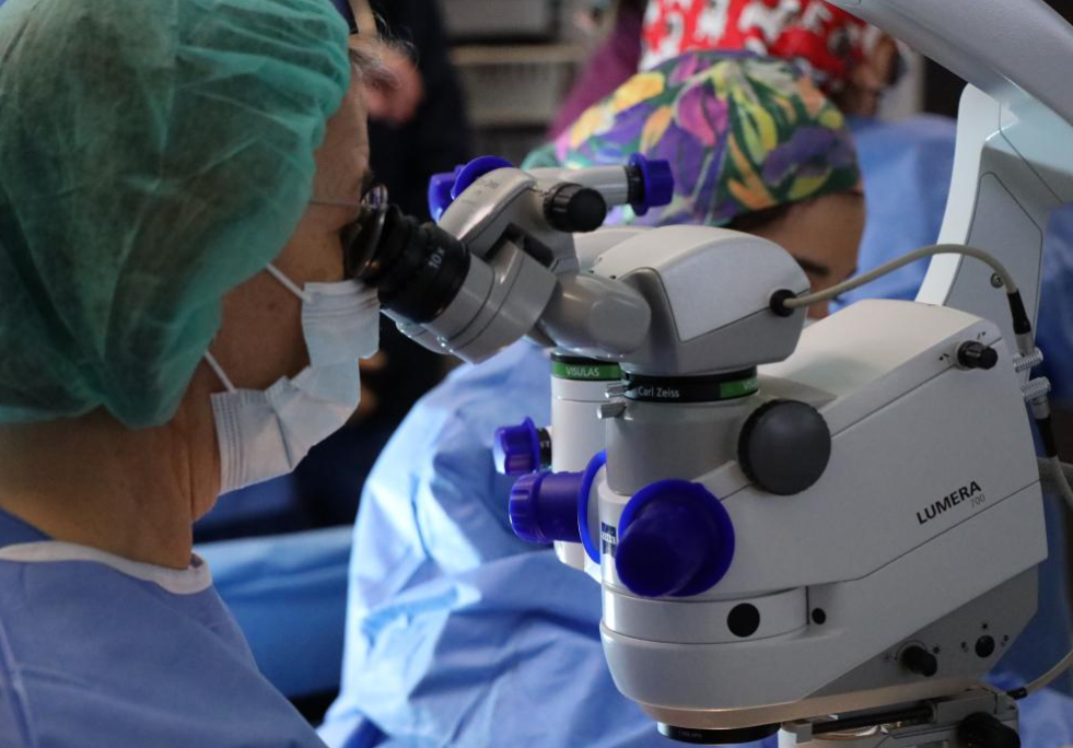 El servicio de Oftalmología del Hospital Universitario de Toledo cuenta con un nuevo microscopio quirúrgico de 100.000 euros.