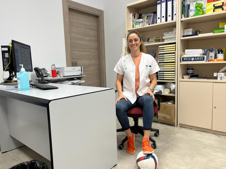 Entre el fútbol y la sanidad, entre dos uniformes, la enfermera Matilde Martínez, Mati, recibe un premio que la pone al nivel de Puyol.